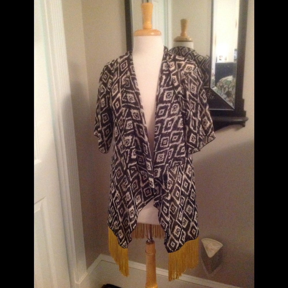 Amazing LuLaRoe Lindsay Kimono Size S